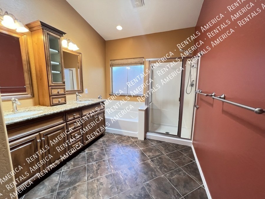 4 Bed 2 Bath Solar Panel Beautiful Single level Home property image