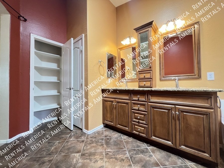 4 Bed 2 Bath Solar Panel Beautiful Single level Home property image