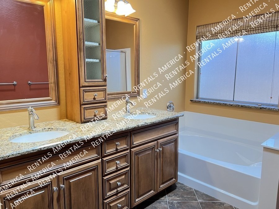 4 Bed 2 Bath Solar Panel Beautiful Single level Home property image