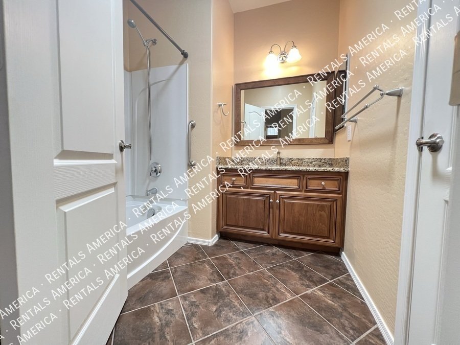 4 Bed 2 Bath Solar Panel Beautiful Single level Home property image