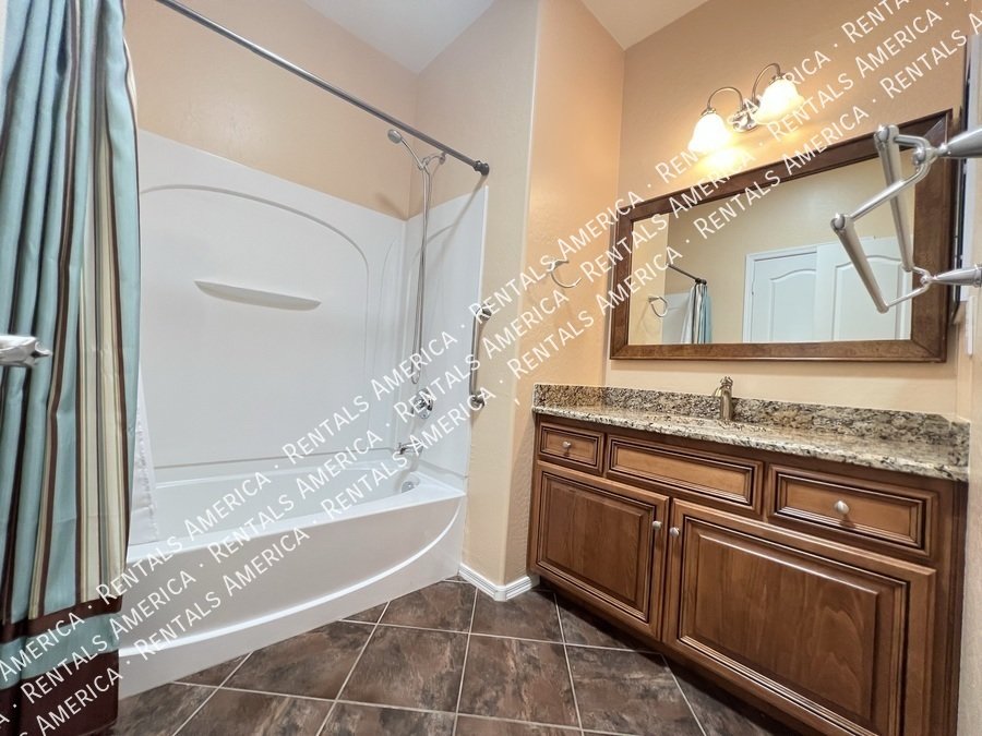 4 Bed 2 Bath Solar Panel Beautiful Single level Home property image