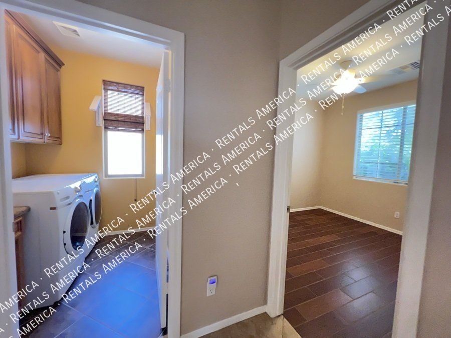 4 Bed 2 Bath Solar Panel Beautiful Single level Home property image