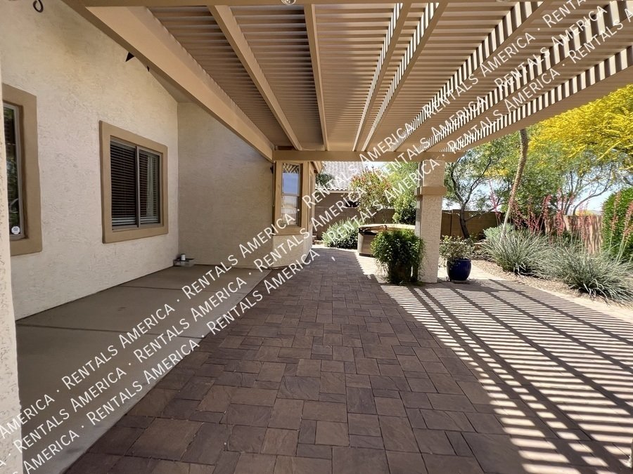 4 Bed 2 Bath Solar Panel Beautiful Single level Home property image