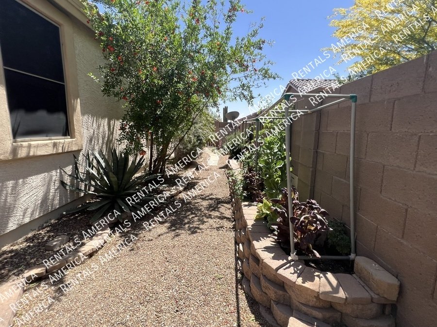 4 Bed 2 Bath Solar Panel Beautiful Single level Home property image