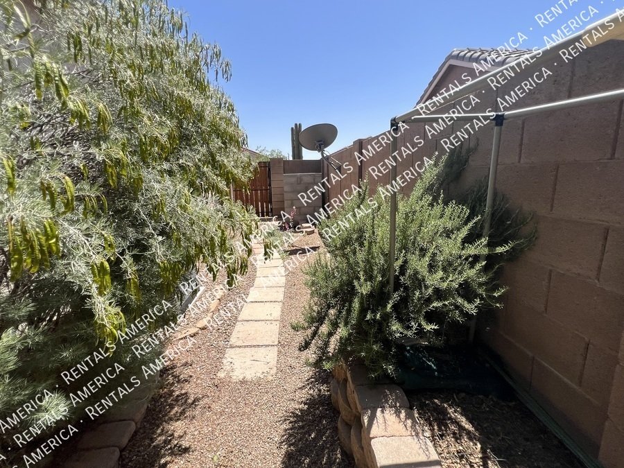4 Bed 2 Bath Solar Panel Beautiful Single level Home property image