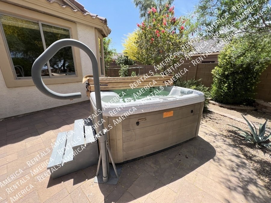 4 Bed 2 Bath Solar Panel Beautiful Single level Home property image