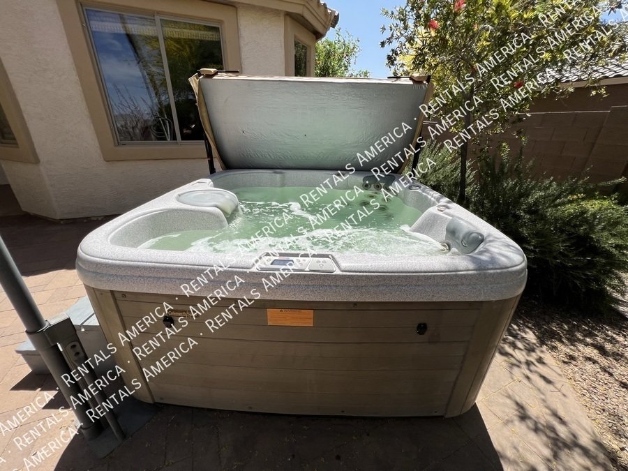 4 Bed 2 Bath Solar Panel Beautiful Single level Home property image