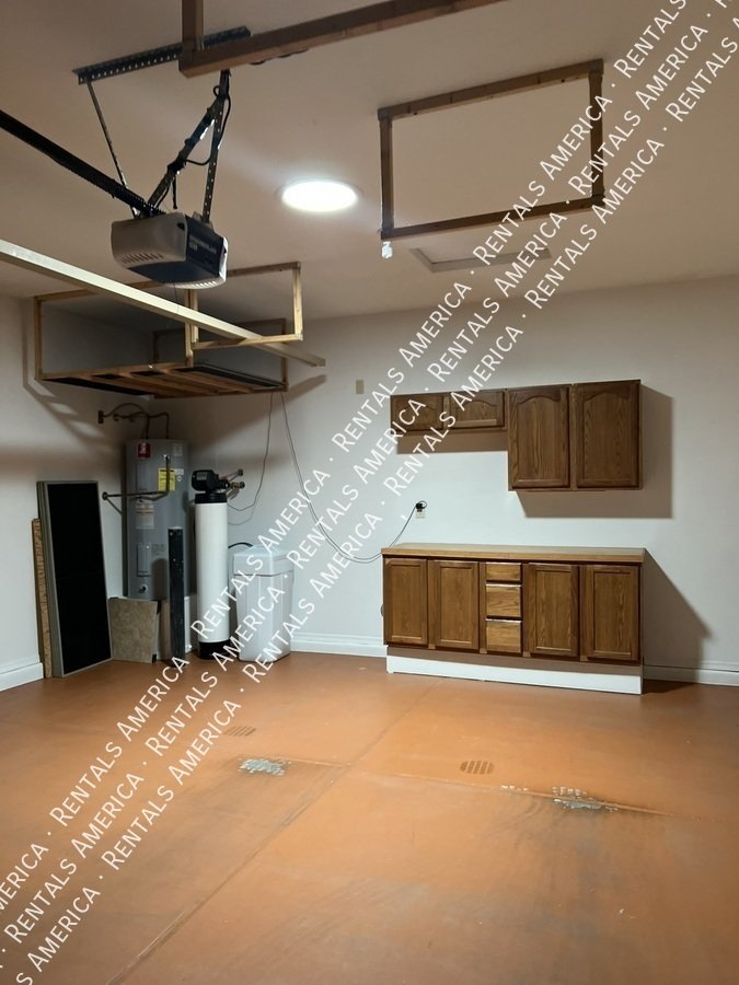 4 Bed 2 Bath Solar Panel Beautiful Single level Home property image