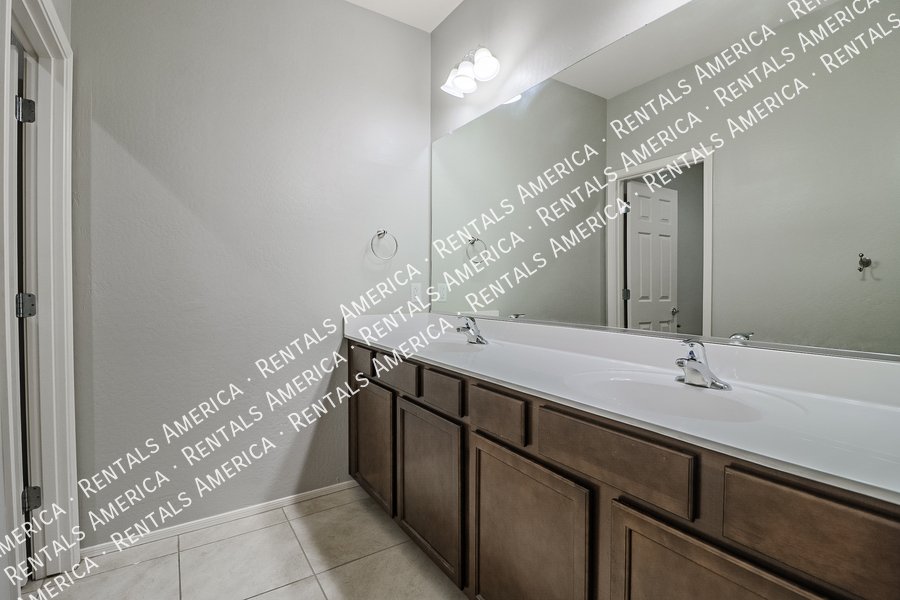 Beautiful 3 bedroom home in Sierra Montana Community! property image