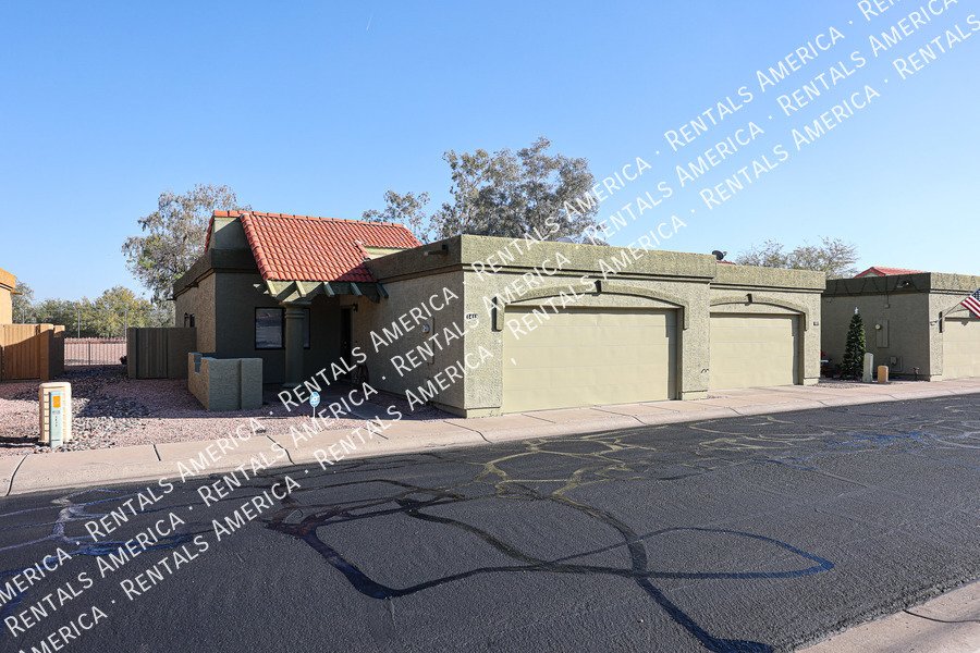 Charming 2 bdrm 2 bath with den in great Tempe Location! property image