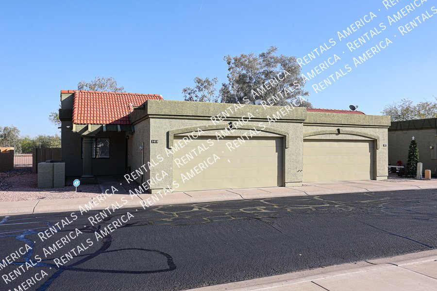 Charming 2 bdrm 2 bath with den in great Tempe Location! property image