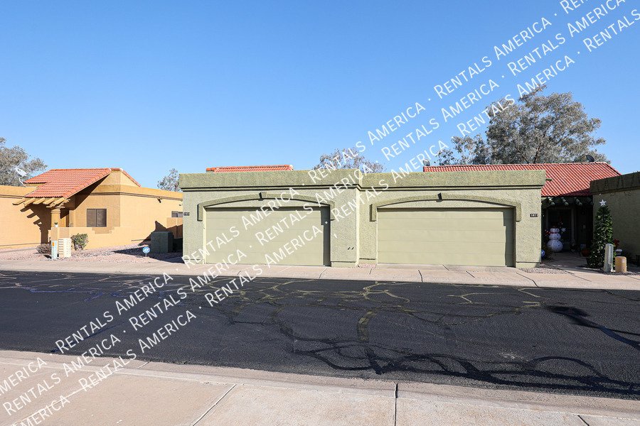 Charming 2 bdrm 2 bath with den in great Tempe Location! property image