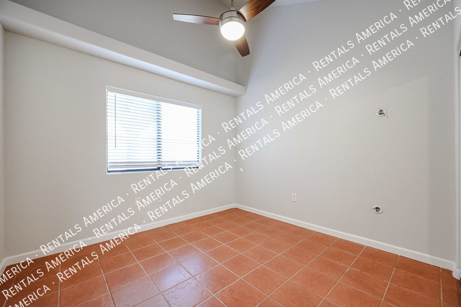 Charming 2 bdrm 2 bath with den in great Tempe Location! property image