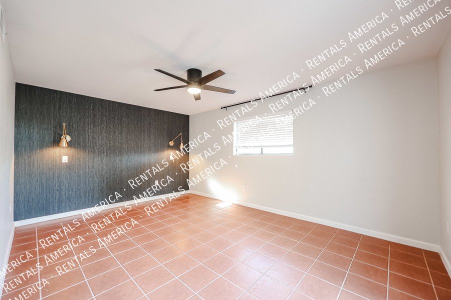 Charming 2 bdrm 2 bath with den in great Tempe Location! property image