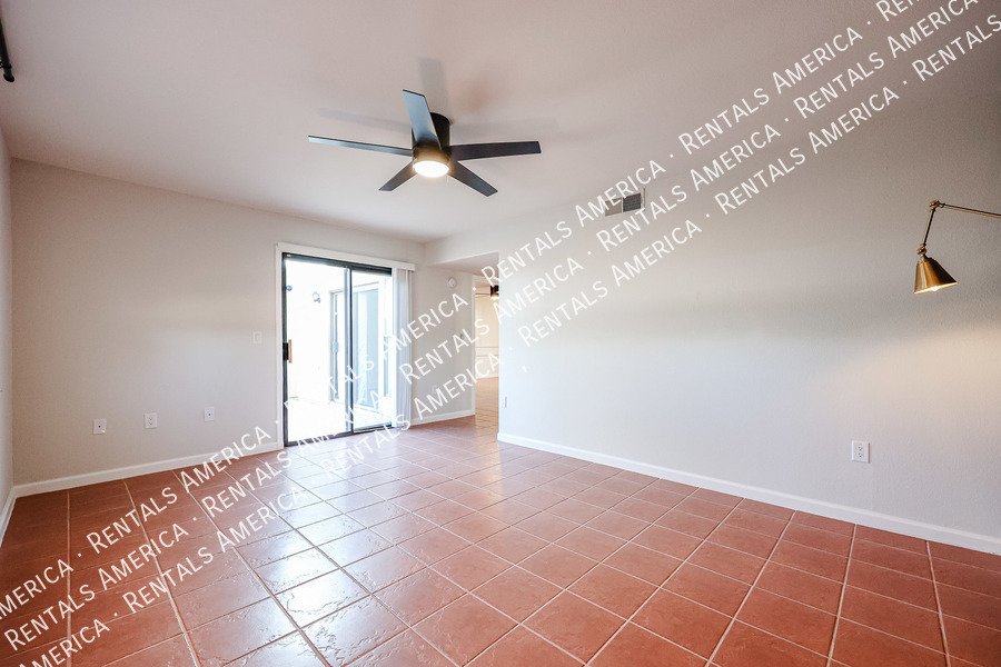 Charming 2 bdrm 2 bath with den in great Tempe Location! property image