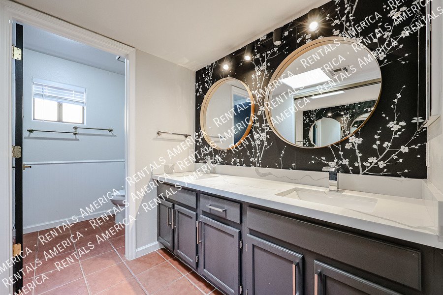 Charming 2 bdrm 2 bath with den in great Tempe Location! property image