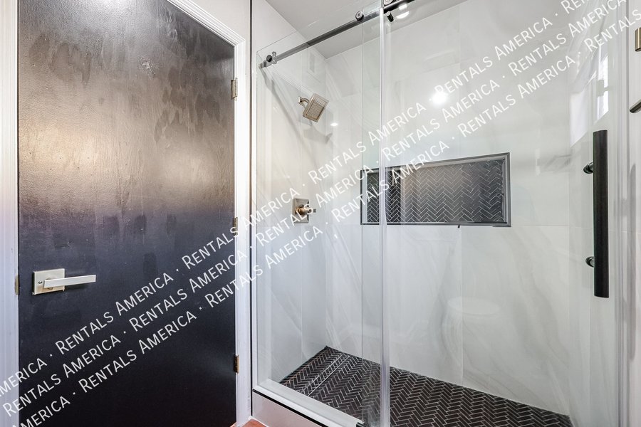 Charming 2 bdrm 2 bath with den in great Tempe Location! property image