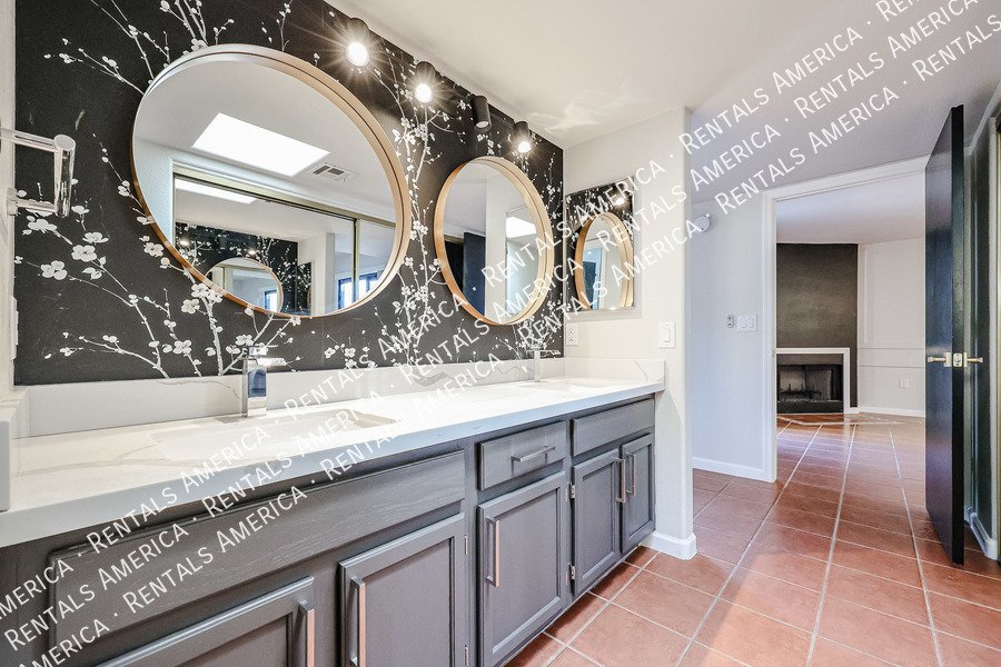 Charming 2 bdrm 2 bath with den in great Tempe Location! property image