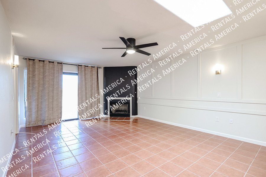 Charming 2 bdrm 2 bath with den in great Tempe Location! property image