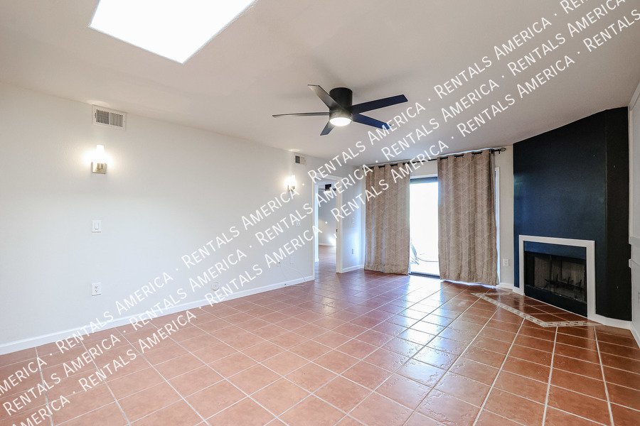 Charming 2 bdrm 2 bath with den in great Tempe Location! property image