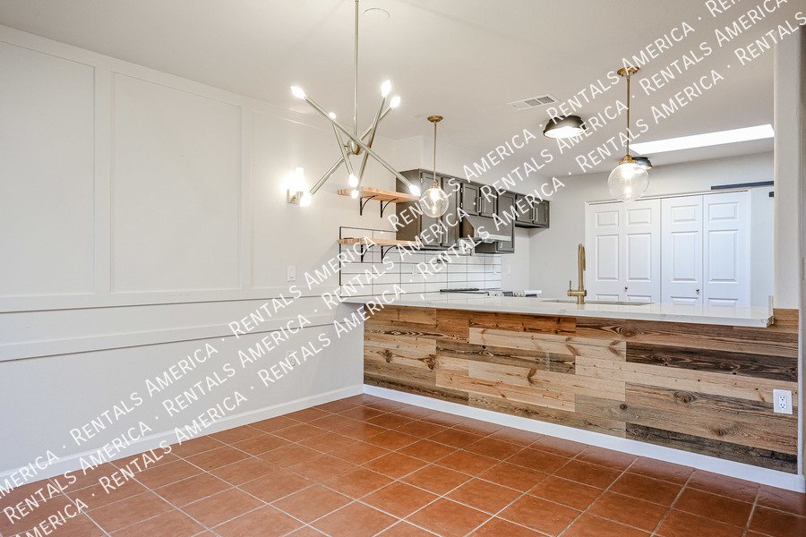 Charming 2 bdrm 2 bath with den in great Tempe Location! property image