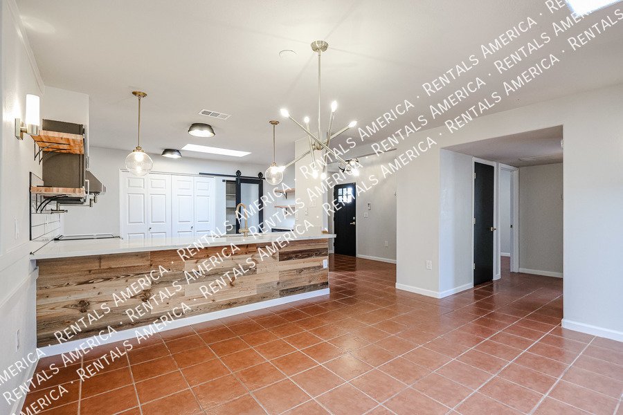Charming 2 bdrm 2 bath with den in great Tempe Location! property image