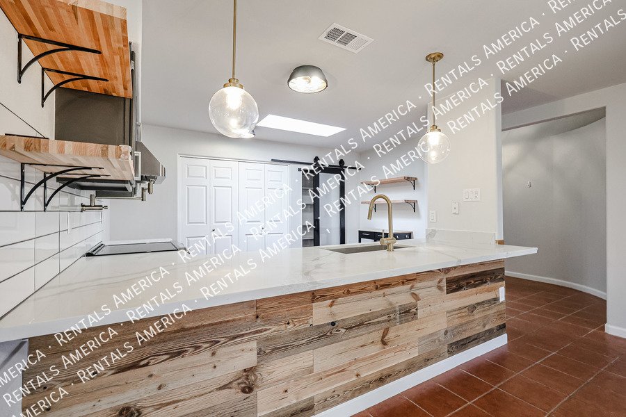 Charming 2 bdrm 2 bath with den in great Tempe Location! property image