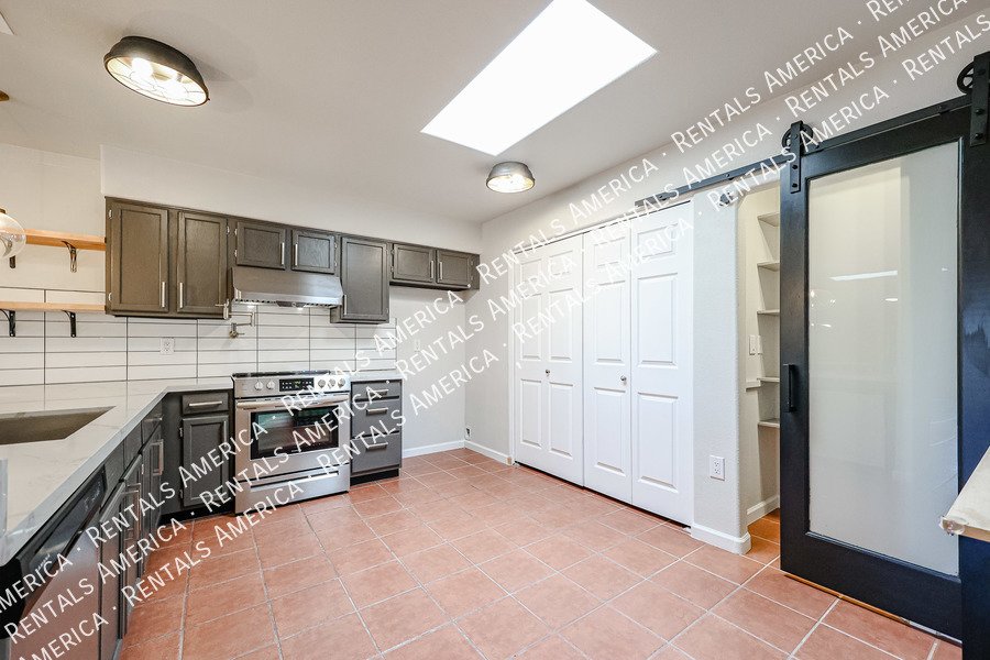 Charming 2 bdrm 2 bath with den in great Tempe Location! property image