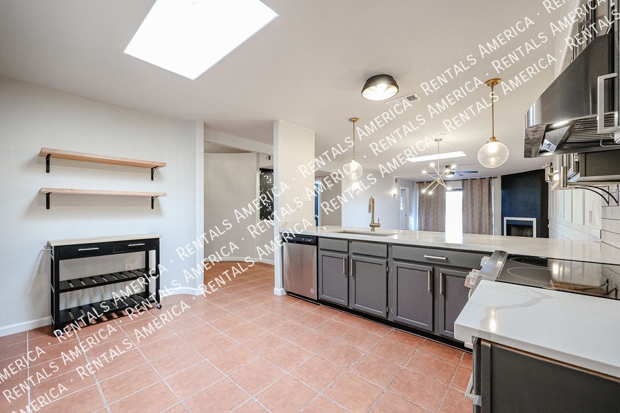 Charming 2 bdrm 2 bath with den in great Tempe Location! property image