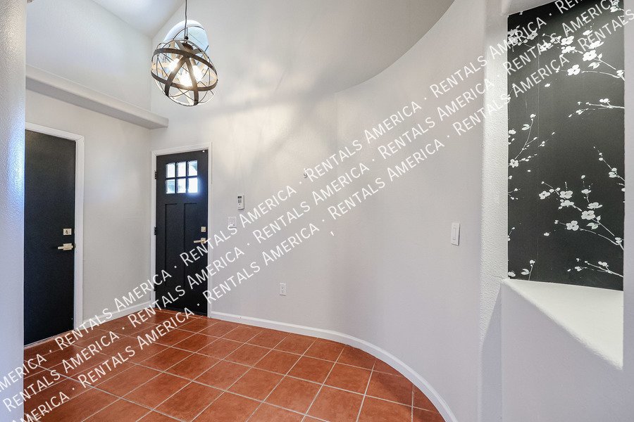 Charming 2 bdrm 2 bath with den in great Tempe Location! property image