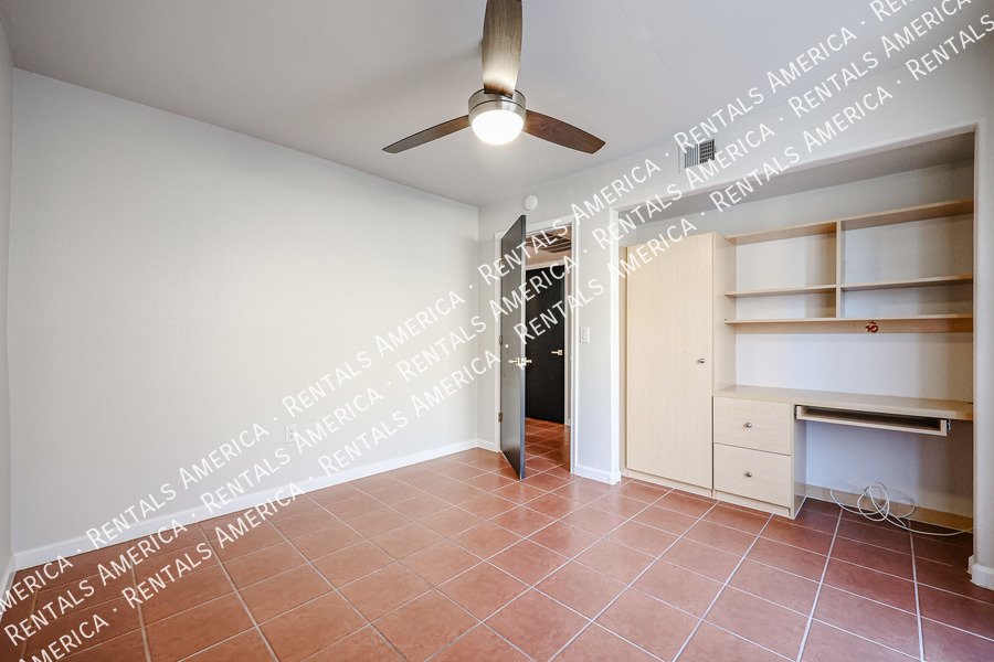 Charming 2 bdrm 2 bath with den in great Tempe Location! property image