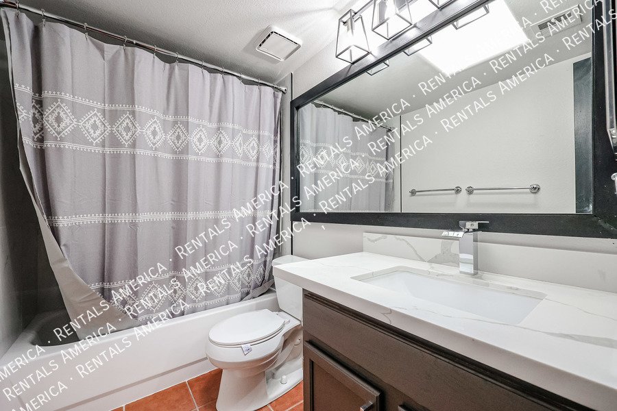 Charming 2 bdrm 2 bath with den in great Tempe Location! property image