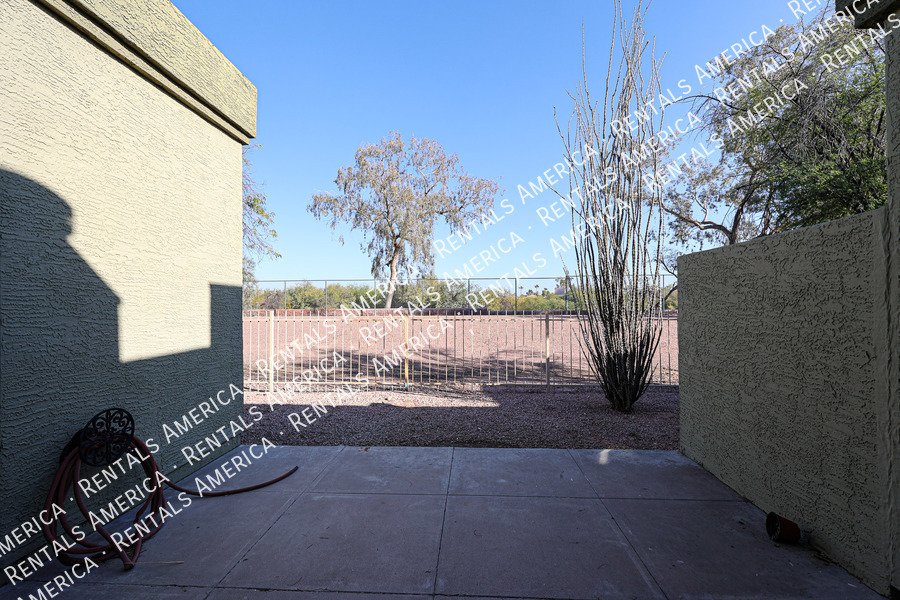 Charming 2 bdrm 2 bath with den in great Tempe Location! property image