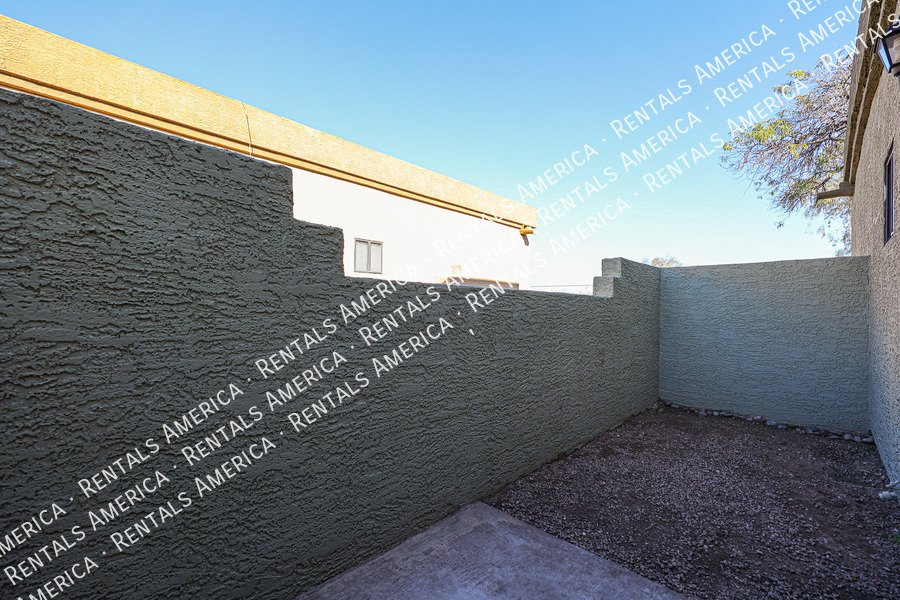 Charming 2 bdrm 2 bath with den in great Tempe Location! property image