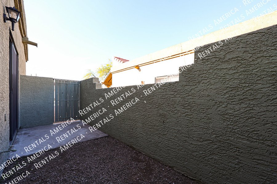 Charming 2 bdrm 2 bath with den in great Tempe Location! property image