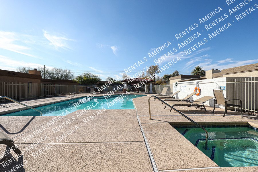 Charming 2 bdrm 2 bath with den in great Tempe Location! property image