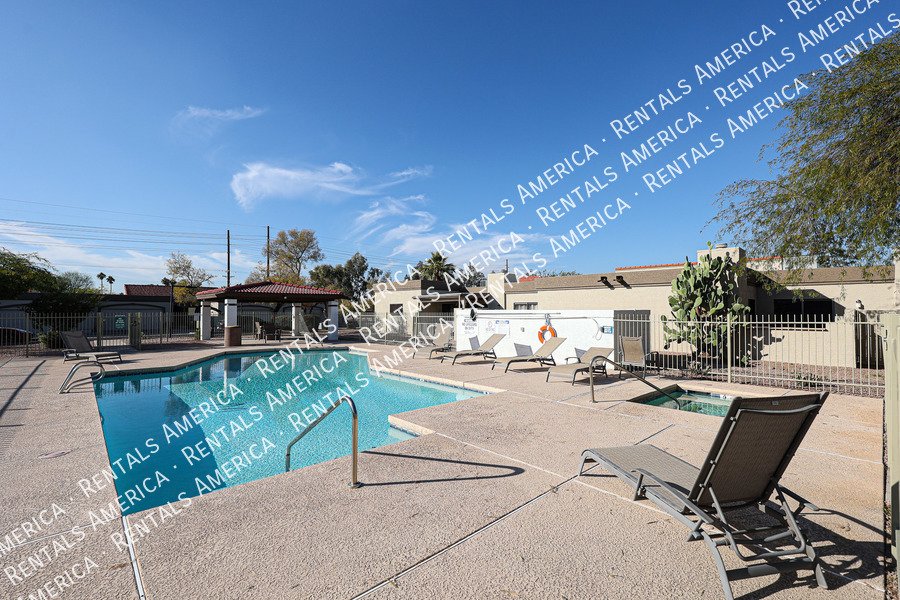Charming 2 bdrm 2 bath with den in great Tempe Location! property image