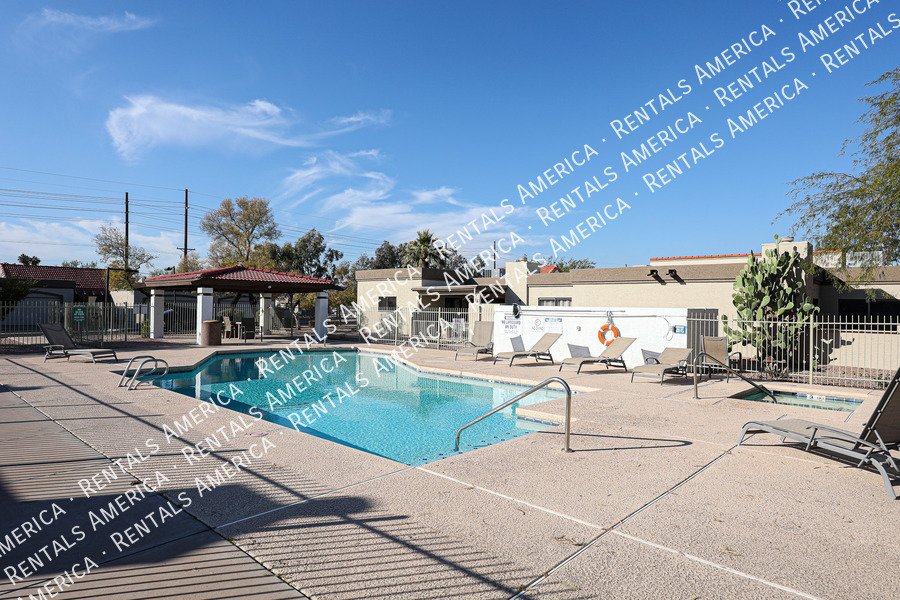 Charming 2 bdrm 2 bath with den in great Tempe Location! property image