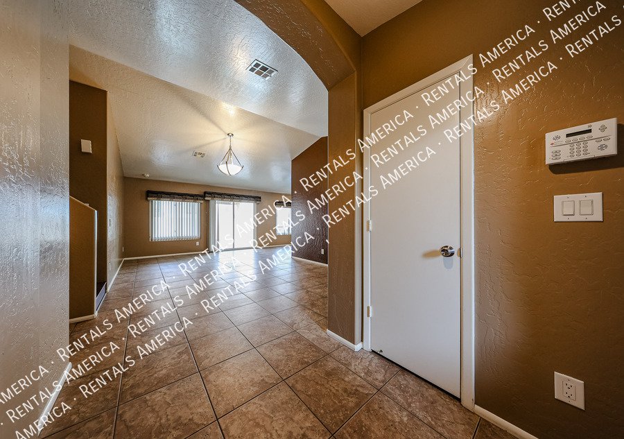 Stunning 5 bed, 3 bath in sought after Chandler neighborhood property image