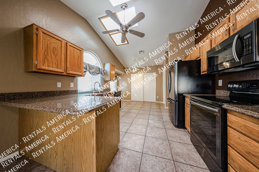 Stunning 5 bed, 3 bath in sought after Chandler neighborhood property image