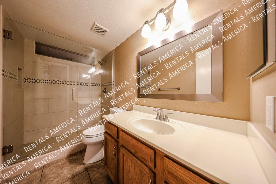 Stunning 5 bed, 3 bath in sought after Chandler neighborhood property image