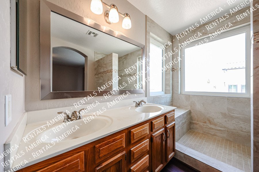 Stunning 5 bed, 3 bath in sought after Chandler neighborhood property image