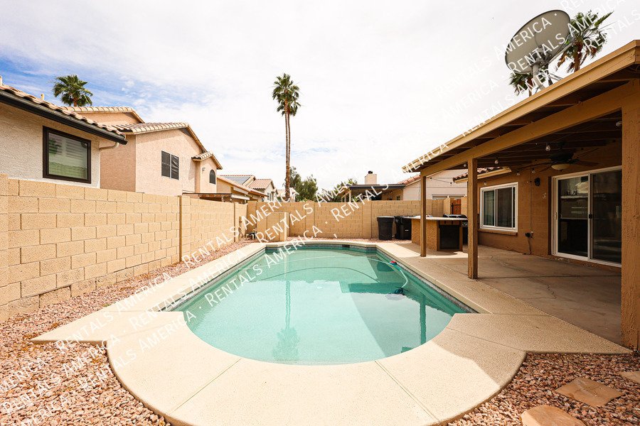 Stunning 5 bed, 3 bath in sought after Chandler neighborhood property image