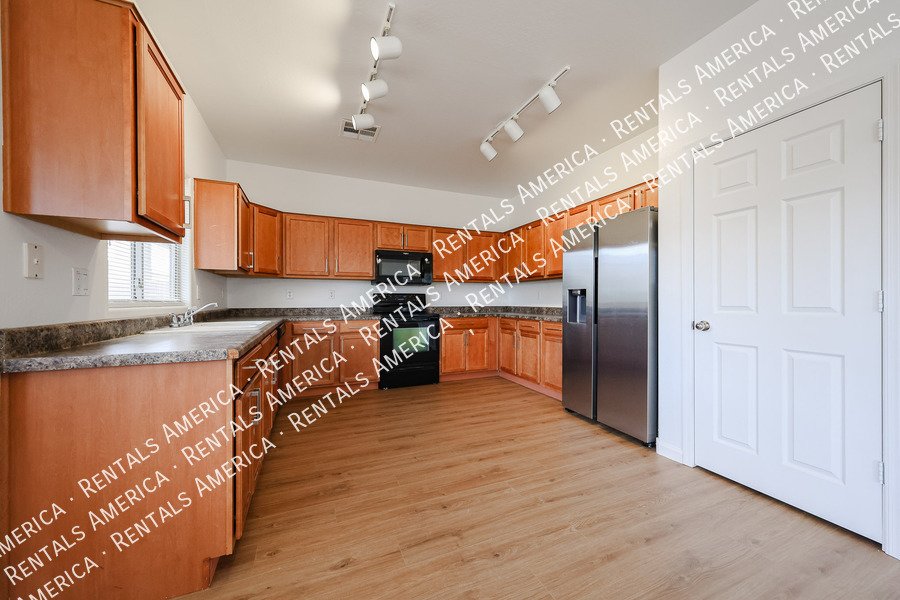 Spacious 5BD 4BA Gem in Wayne Ranch San Tan Valley! property image