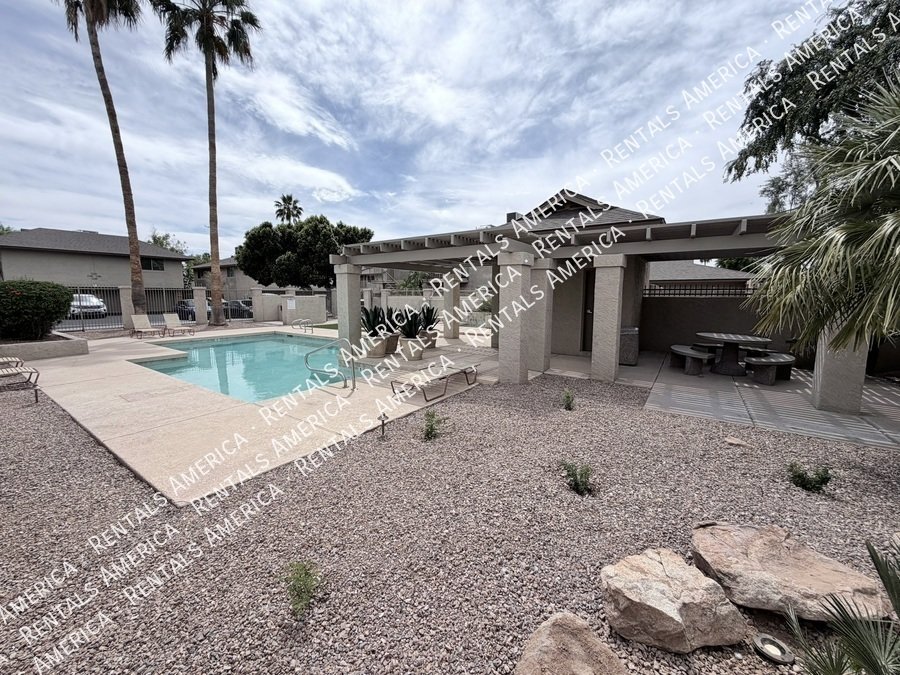 Condo w/ 1Car garage 2 bed 1 1/2 Bath, Community Pool property image