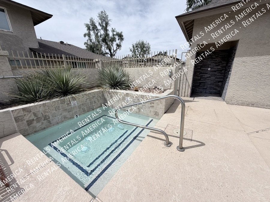 Condo w/ 1Car garage 2 bed 1 1/2 Bath, Community Pool property image