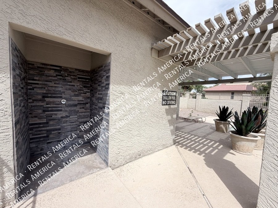 Condo w/ 1Car garage 2 bed 1 1/2 Bath, Community Pool property image