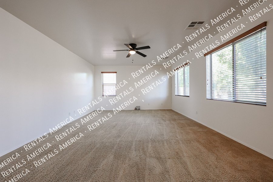 Spacious 4 bed 3 bath With Move In Special property image
