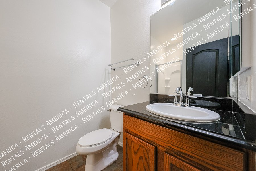 Spacious 4 bed 3 bath With Move In Special property image