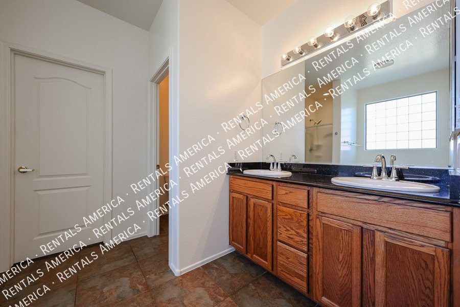 Spacious 4 bed 3 bath With Move In Special property image